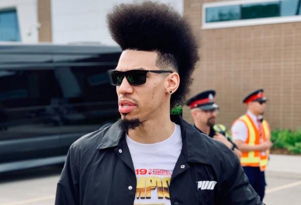 他一反常态,在总冠军游行期间烫了个"鸡冠爆炸头"!