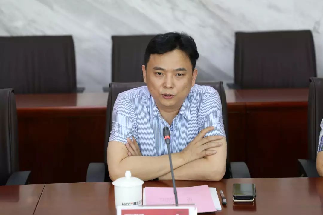 红梅,市场营销部经理江群,北京安亚中泰建筑材料集团公司董事长林国清