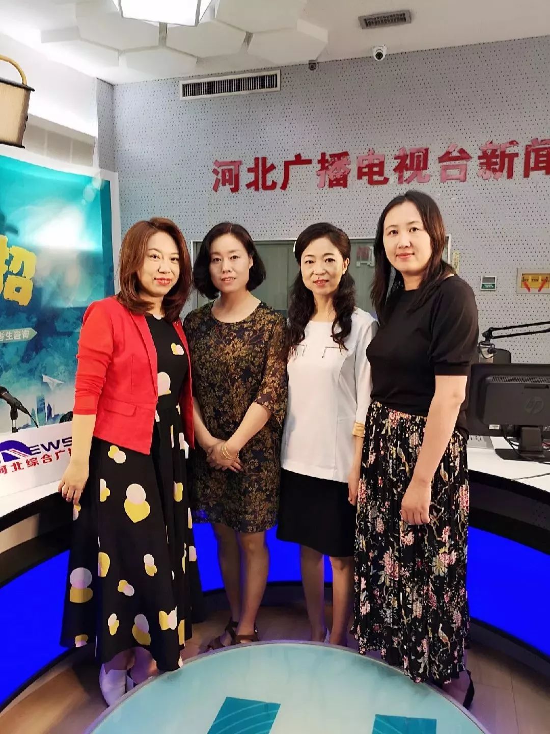 "中加班"班主任王华老师,田媛媛老师做客直播间,图片从左到右依次为