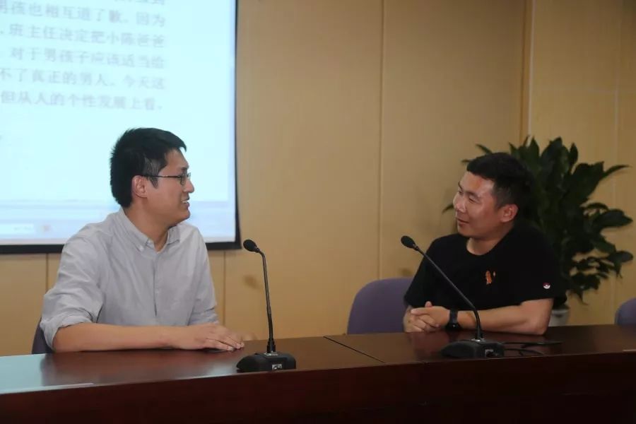 首先是教研专家王红明老师给众青年教师们做学生管理教育讲座,王红明