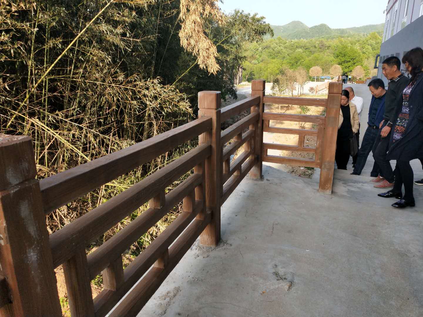 鹤壁登山步道上的仿木栏杆惹人眼仿木护栏厂家打造生态景观新亮点