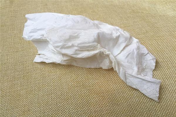 有的人会对一些纸里面的香精过敏的,在选择纸的时候,要注意最好是买