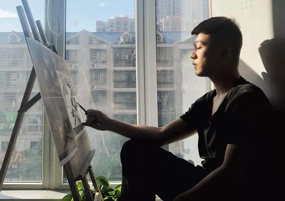 男生认真的样子最帅对吧?没办法,咱们学画画的气质就是这么好-end