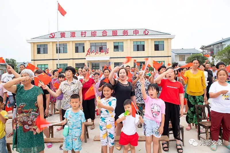 村民高兴玩快闪 同唱《我和我的祖国》