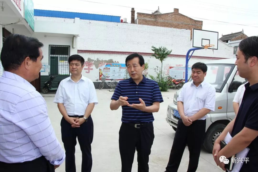 7月2日,市委书记张云哲深入汤坊镇汤坊村,吴丁村和桑镇祝原村,调研