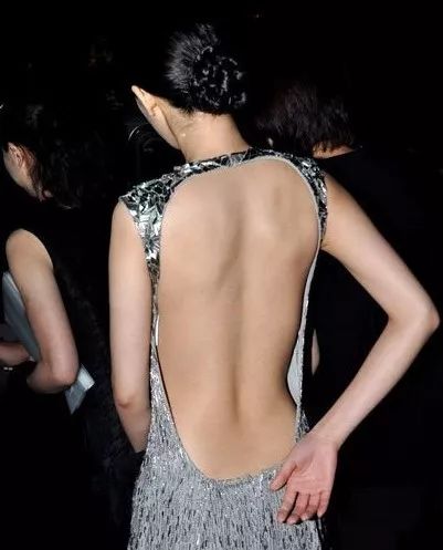 原创女星露背装盘点刘亦菲美背营业杨幂放得开范冰冰都是赘肉