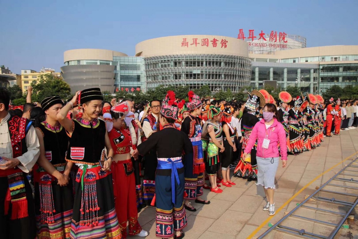 今天早上聂耳广场举行升万人升国旗唱国歌67快闪活动
