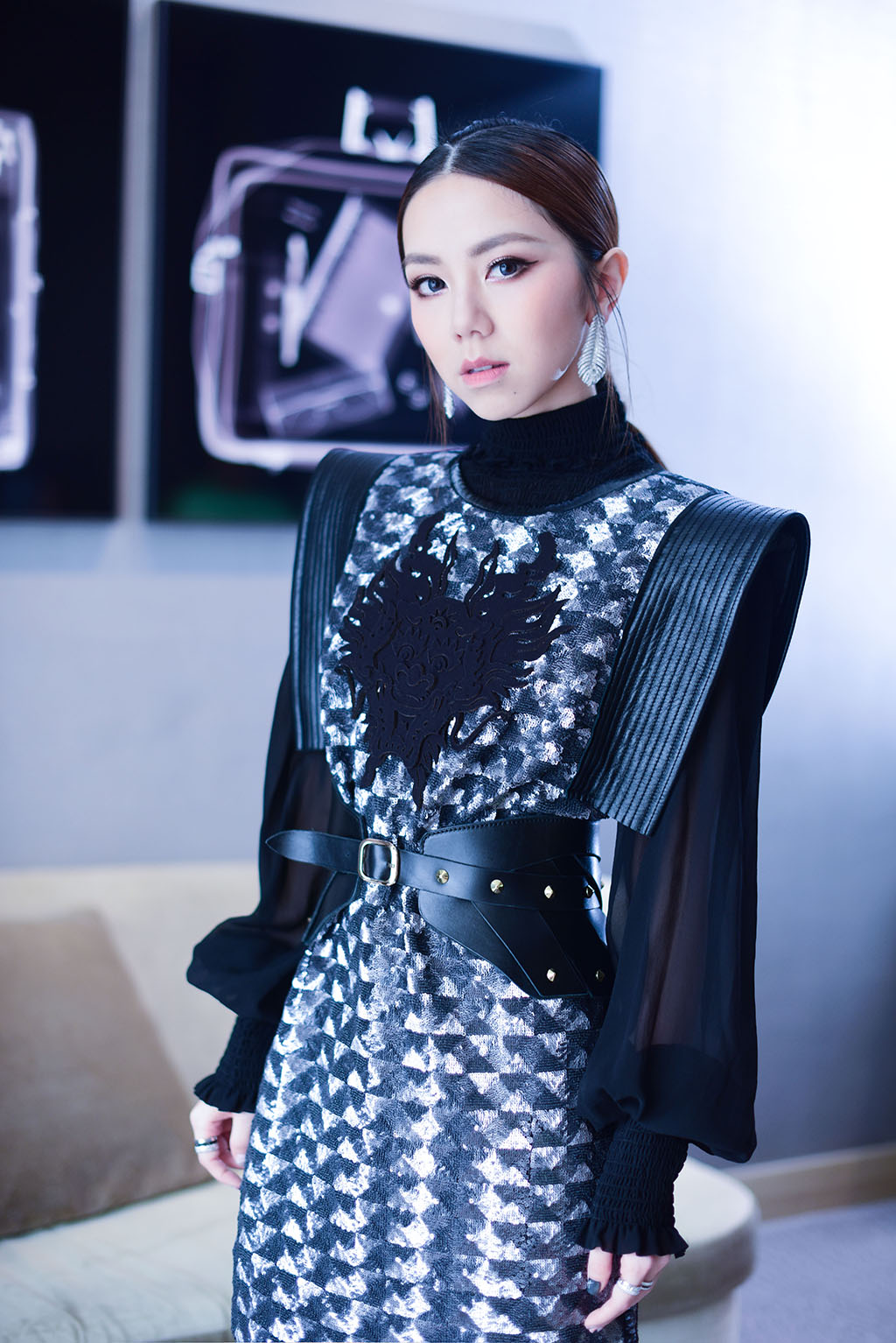 邓紫棋穿10万皮衣亮相,搭中分油头编发,被赞"红毯第一美"!_造型