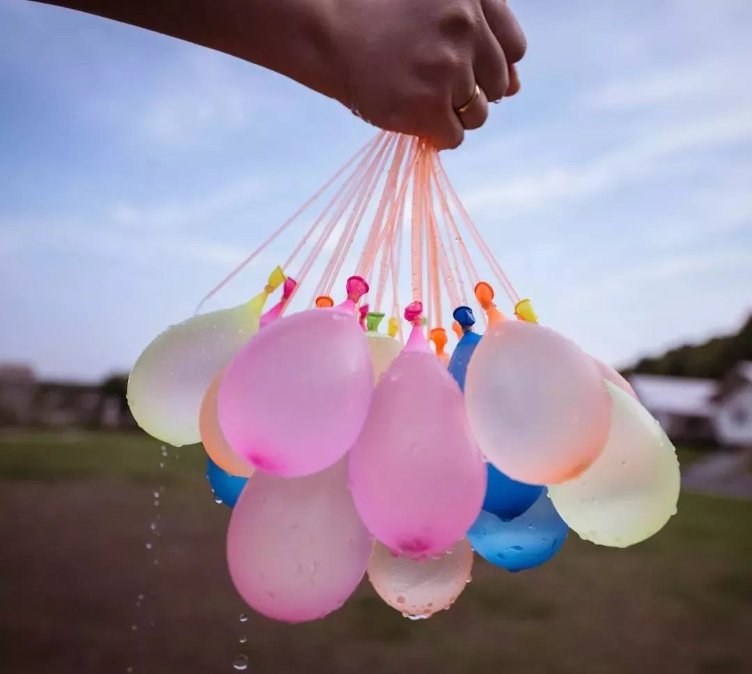 咸阳首届千人泼水节登场只要15元还有数万水球大作战造浪池深水泳池