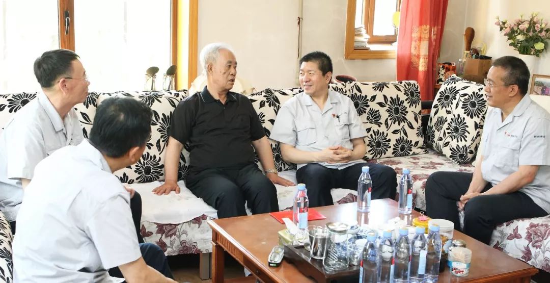 集团党委副书记栗宝卿,鞍钢集团董事会秘书一行先后来到老领导李华忠