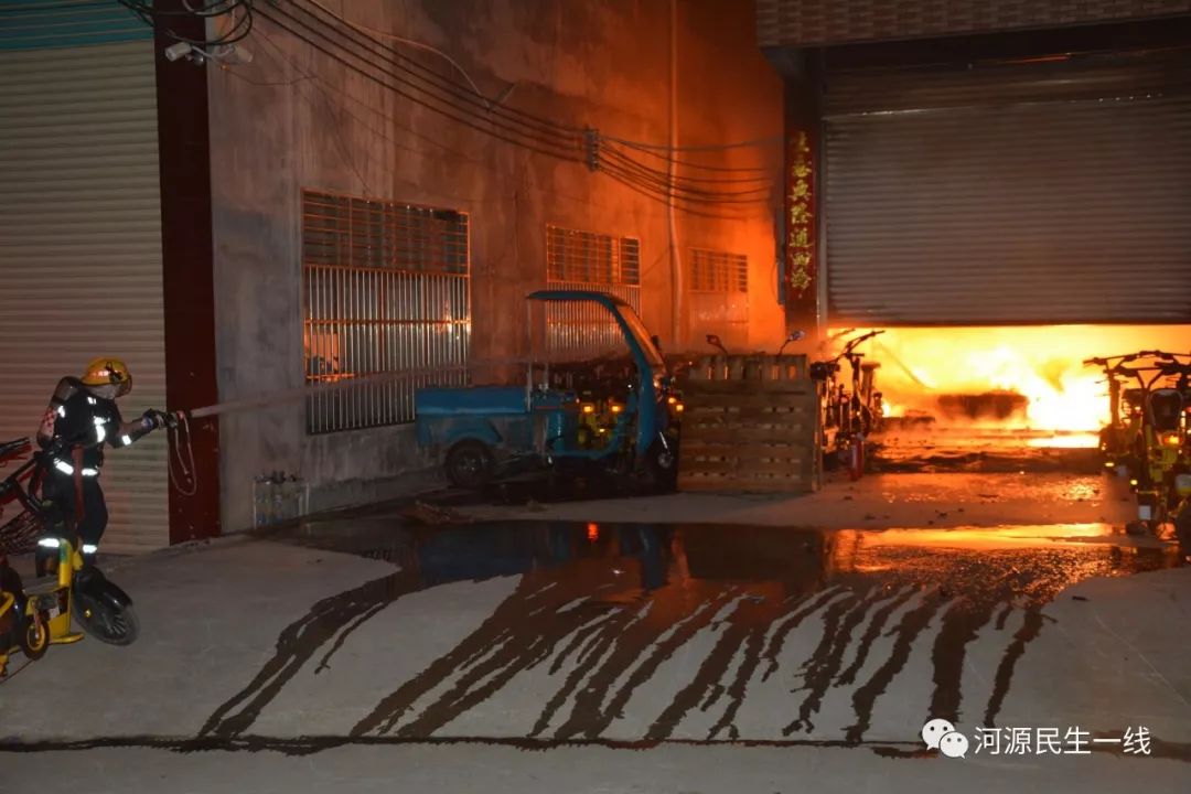 大學城附近一電動車電池倉庫著火, 現場火勢兇猛,濃煙滾滾._消防中隊