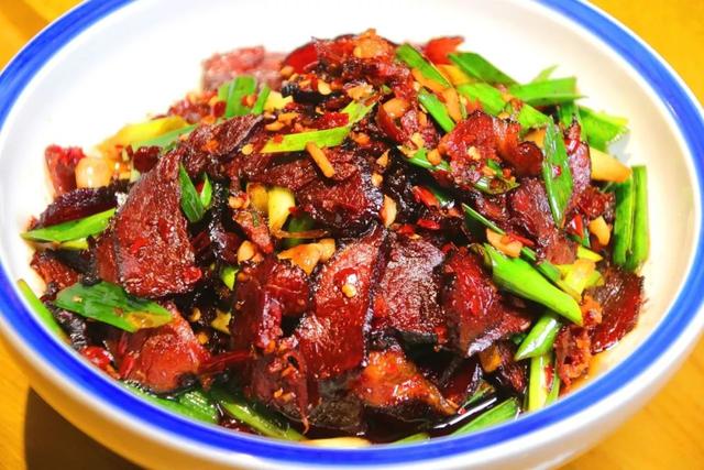 这道腊牛肉小编绝对要给它打call!光是为了这道菜,就吃了五大碗米饭!