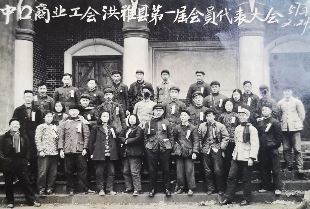 八十年代末县委机关干部合影洪雅县综合档案馆位于东大街27号,这里