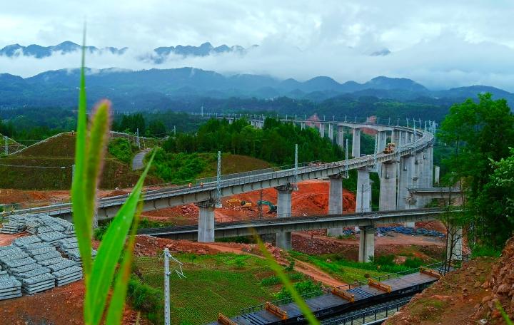 黔张常铁路重庆段铺轨月底完成 建成后黔江到张家界仅需1小时
