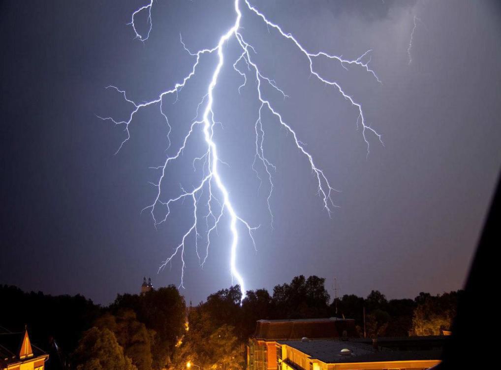 炎熱季節雷雨天氣增多,打雷產生的強雷電易引發建築物,可燃氣體,森林