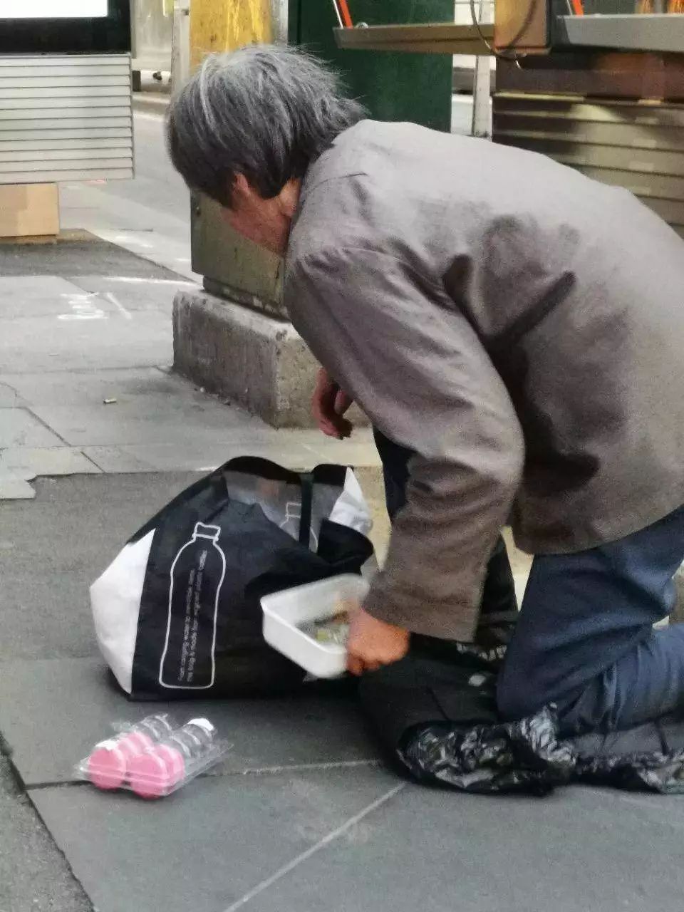 澳洲街头,这群中国大妈跪地向外国人乞讨,不丢脸吗?