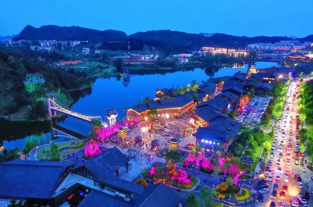 新建成的研学可同时接待1000人到丹寨游学;玻璃栈道横跨小镇东湖