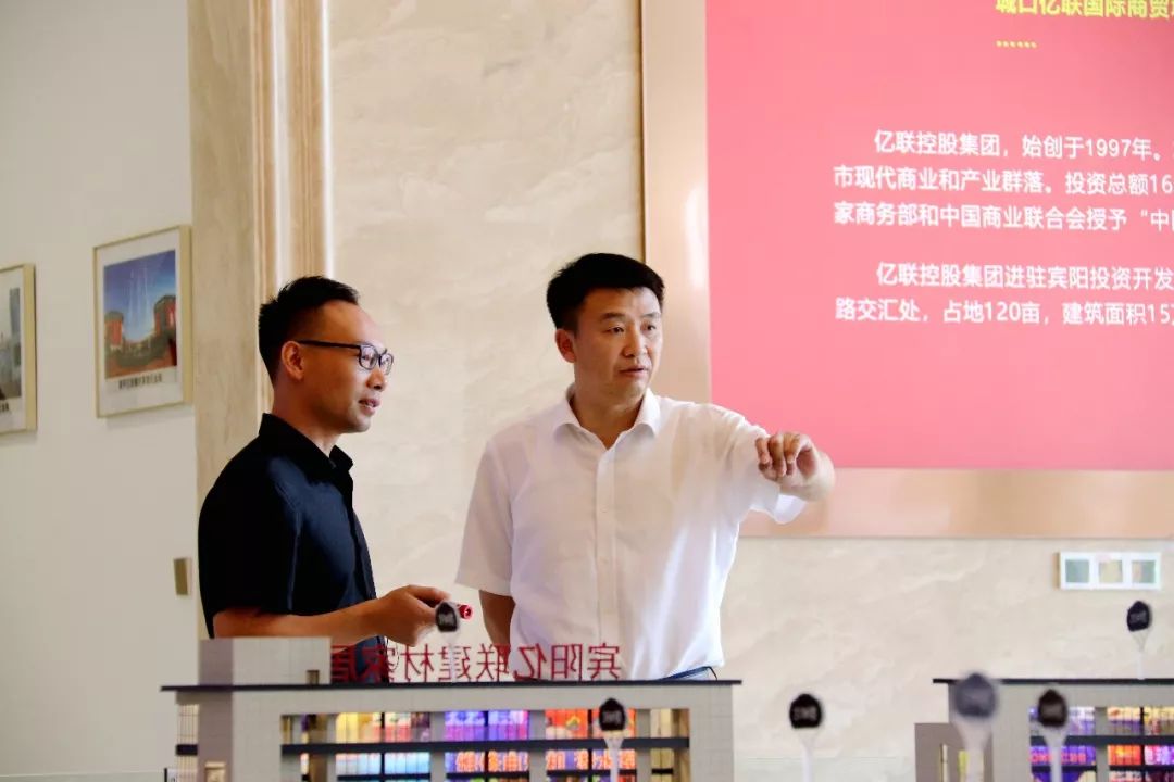 县委书记朱亚明视察宾阳亿联,关怀项目进展.