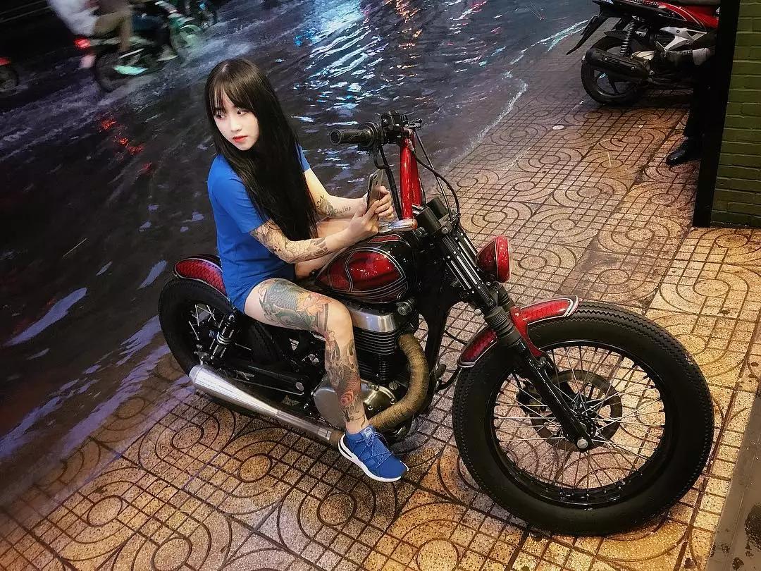 并且她还非常喜欢机车,晒出的照片不少都与机车有关!