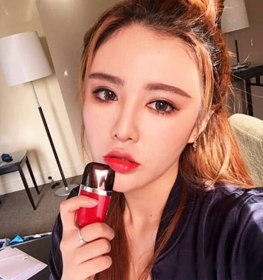 4大女网红争夺快手一姐小伊伊靠粉丝葵儿靠钱她靠强大背景