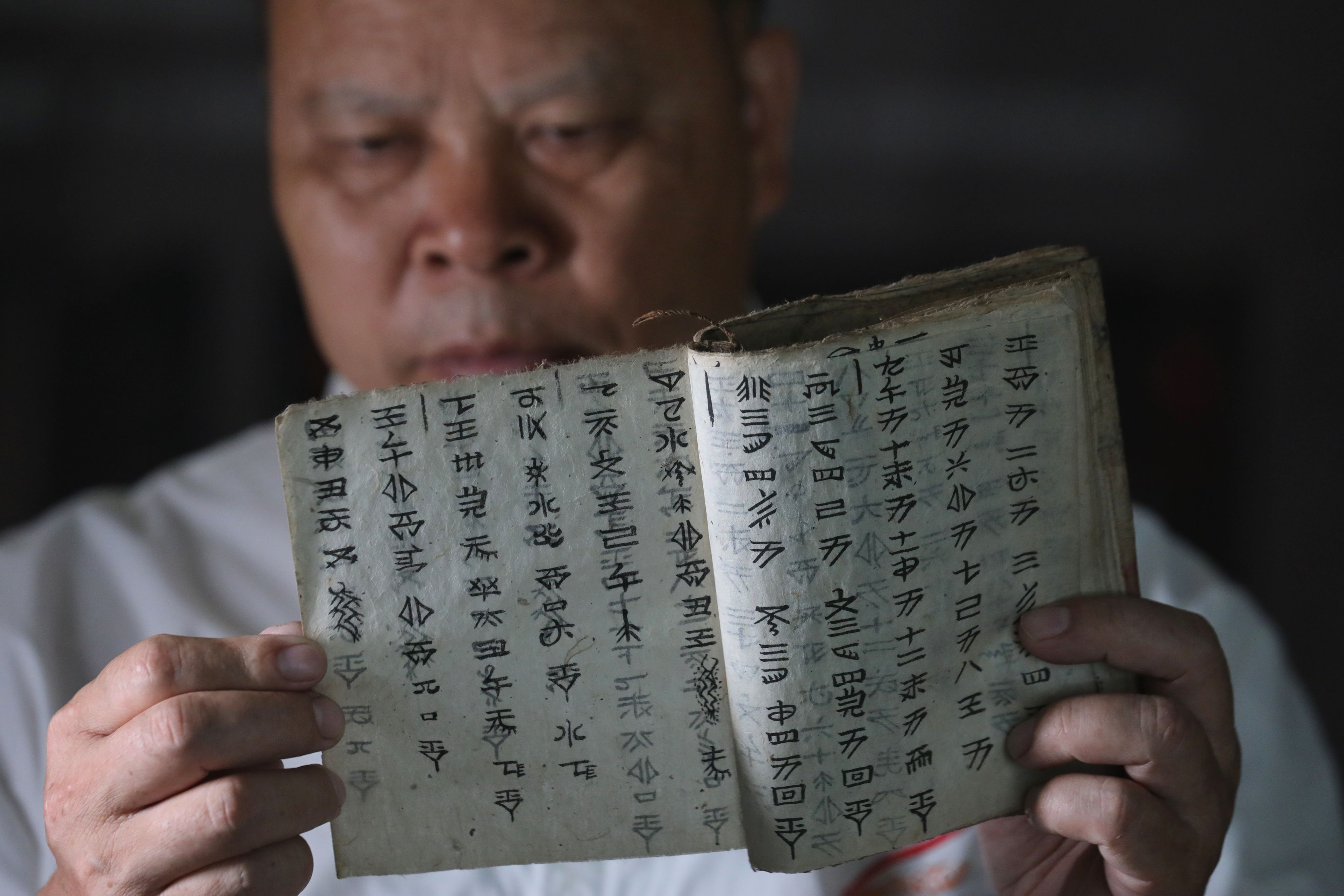 新華社照片,三都(貴州),2019年7月3日水書守護者7