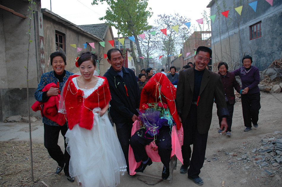 直击乡村婚礼上"娶"来的新郎