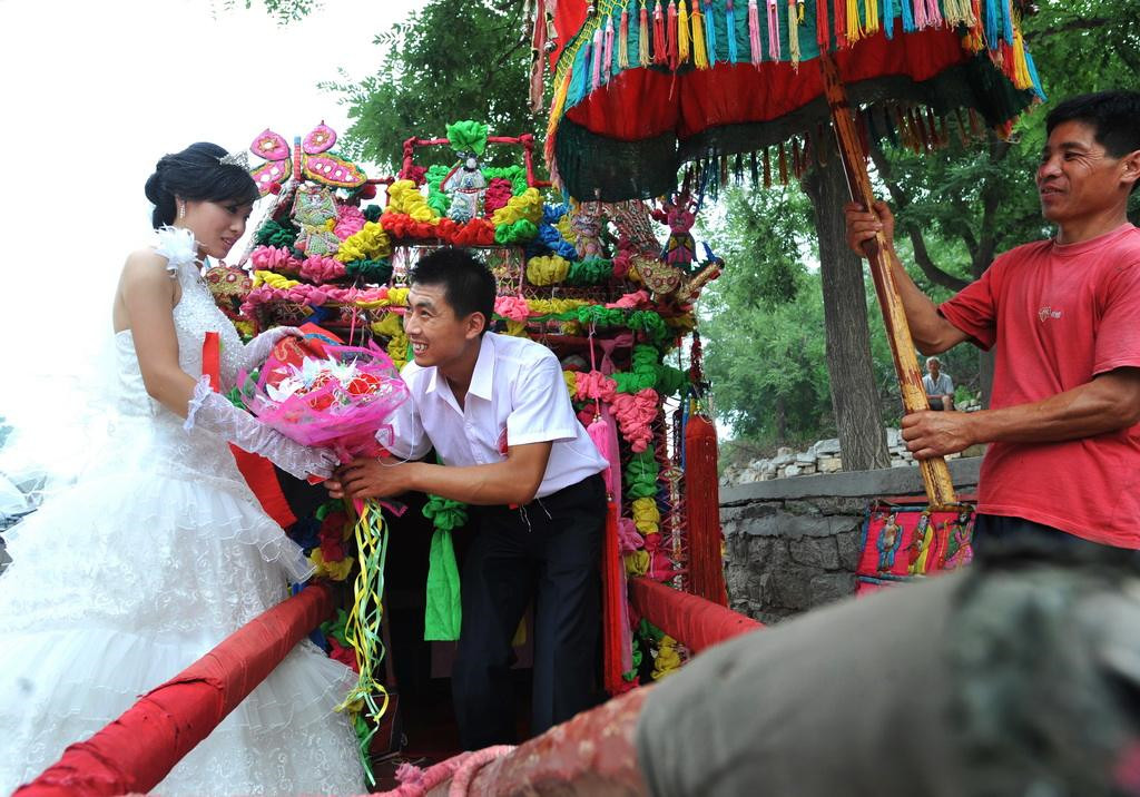 直击乡村婚礼上"娶"来的新郎