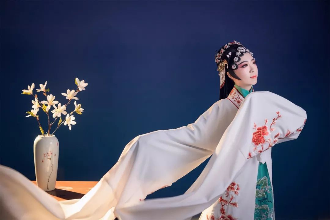 你不会摆pose也不用怕还可现场和摄影师及时沟通定制拍摄的专属风格