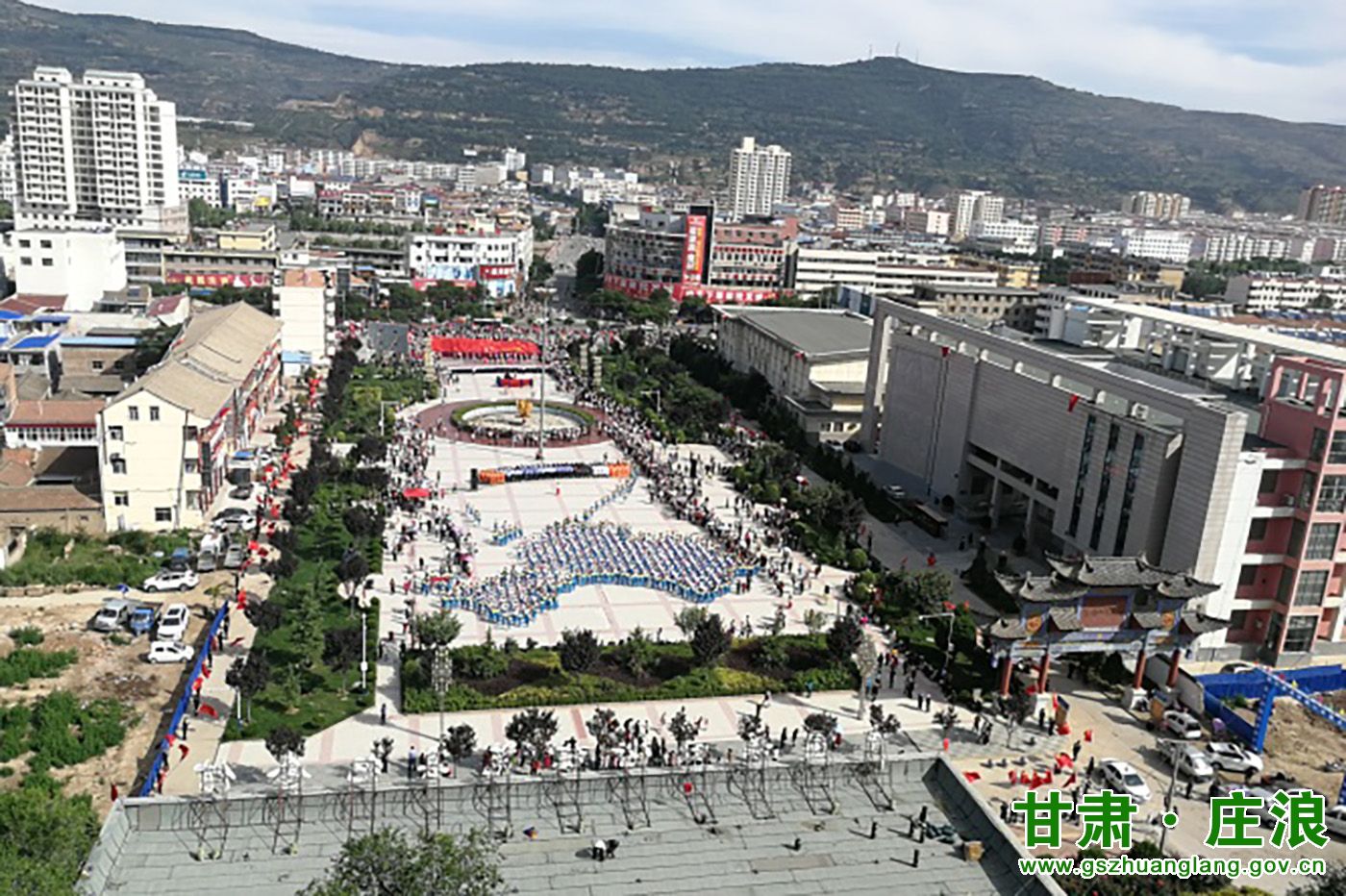 今天庄浪有一个共同的名字庆七一万人大合唱