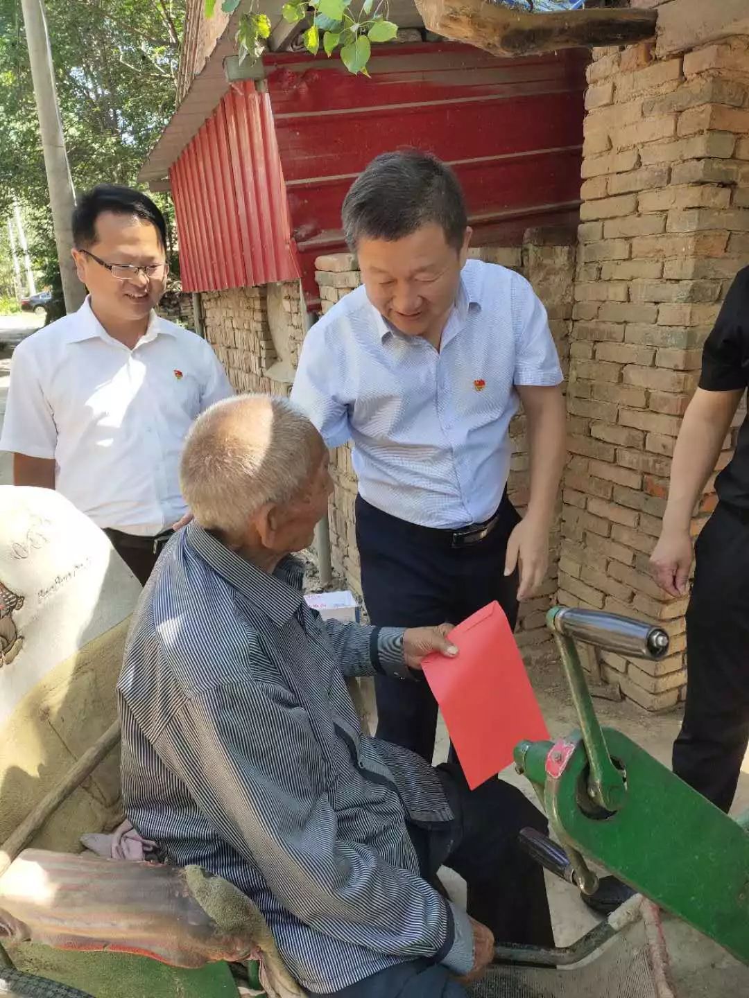 县政府党组成员,副县长,公安局党委书记,局长韩伟同志到朱集镇慰问副