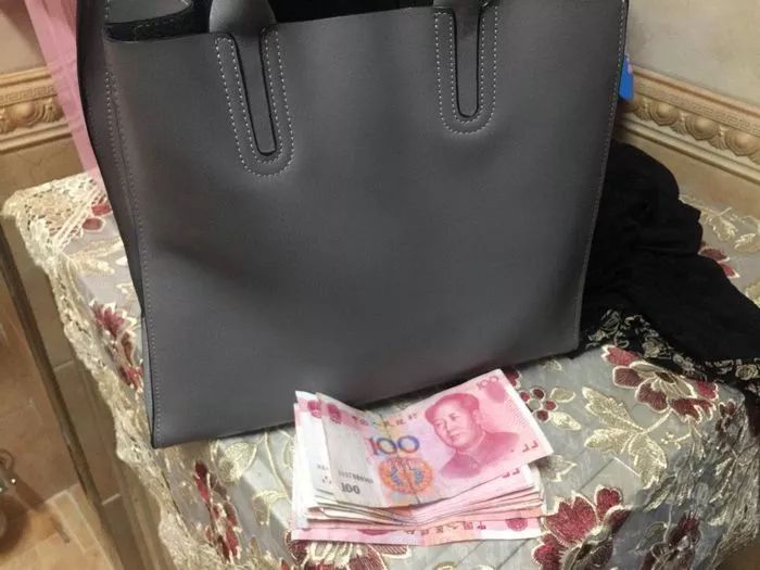 直到办完事回家以后,网友的母亲想找手机打电话,才发现将装有现金的