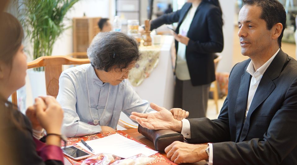 达沃斯期间中医文化向世界展现魅力神谷中医本次达沃斯服务得到认可