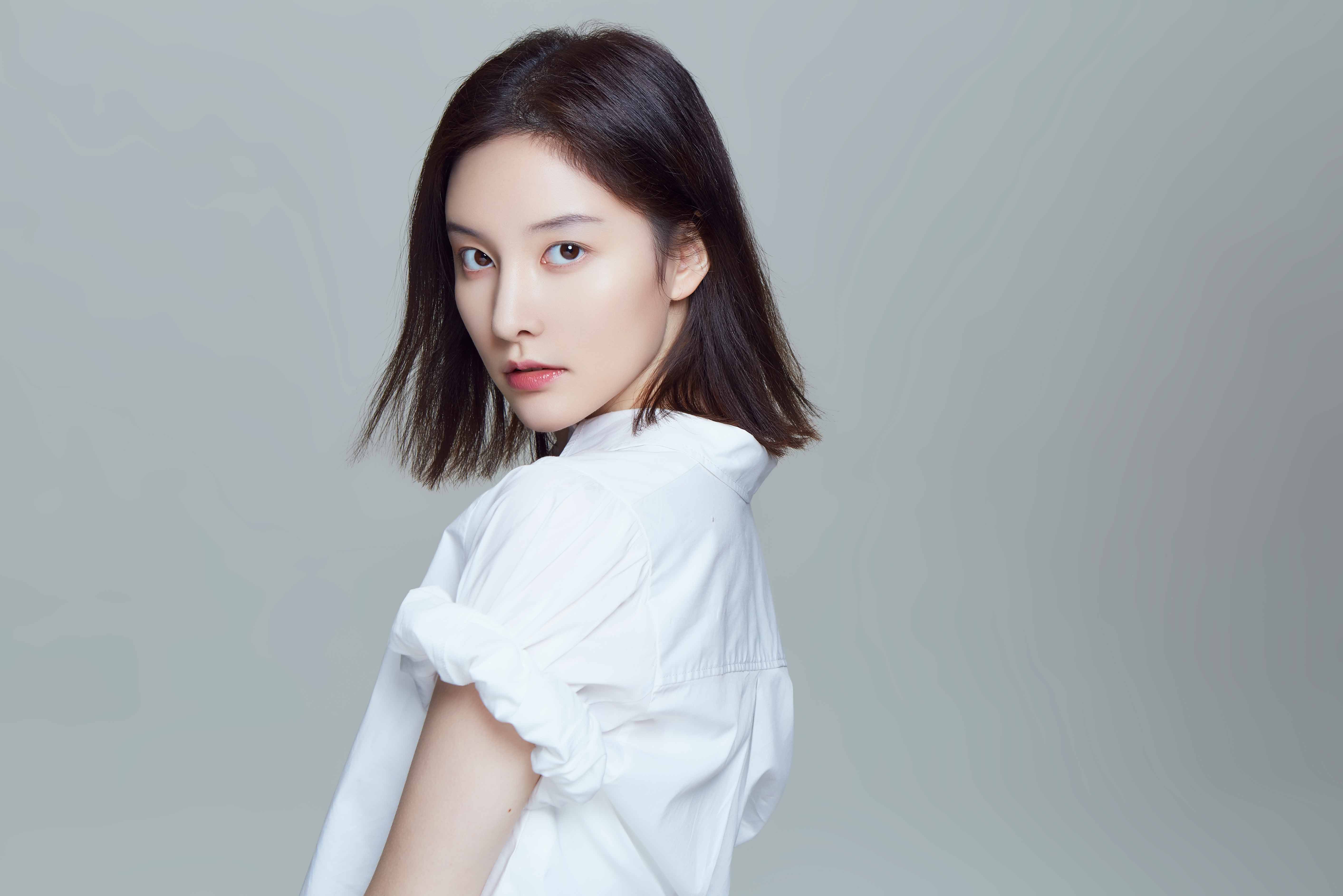 崔心心清爽大片曝光  气质优雅营造时尚高级感