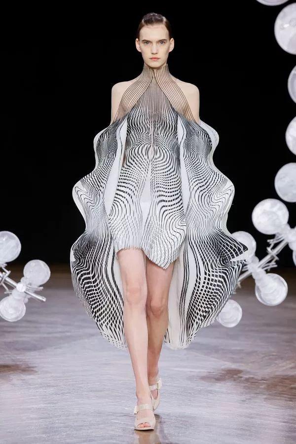 美炸了会舞动的3d打印仙裙irisvanherpen超乎想象的未来时装