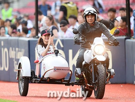 「md photo」 韩国艺人吴昌锡李彩恩任棒球比赛开球嘉宾 当众宣布已