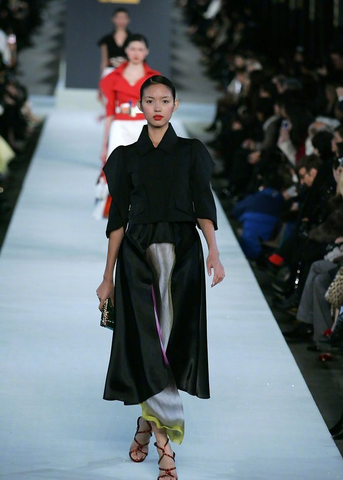 她是"世界小姐冠军"张梓琳,今穿红色连衣裙配短靴,明媚动人