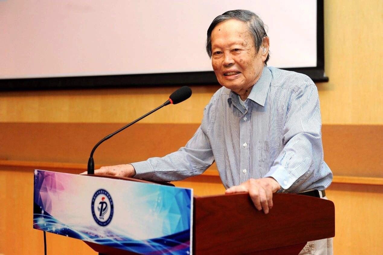 前言著名科学家,诺贝尔物理学奖得主杨振宁教授曾应邀到中国美术馆