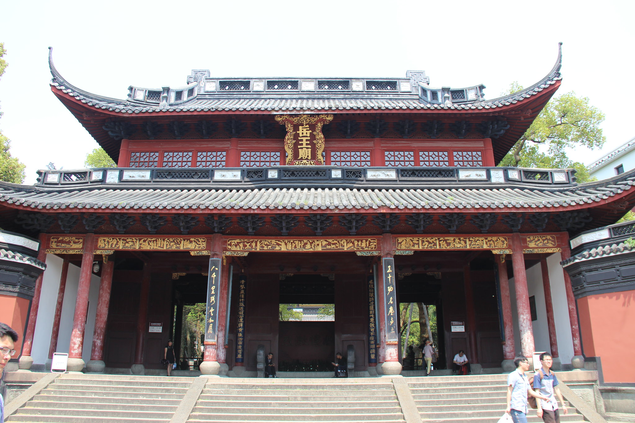 杭州西湖岳飞墓:秦桧跪了5百多年成文物,现禁止游客吐口水_陵园