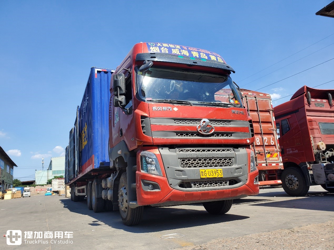 偶遇少见的柳汽乘龙h6牵引车司机说他曾在新加坡开卡车一月挣三万