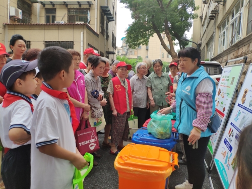授旗仪式正式启动,北山街道城管科长李军洪高举"垃圾分类志愿队"旗帜