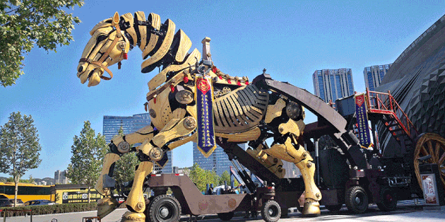 全国首个全自主知识产权研发的大型高科技巡游表演机器马——"中华巨