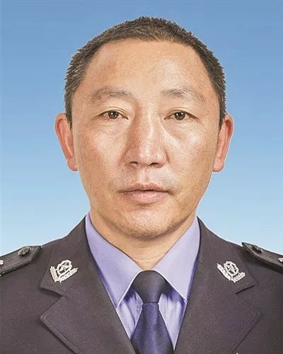 历任红河州公安局警令部督查室副主任,反恐怖工作科科长