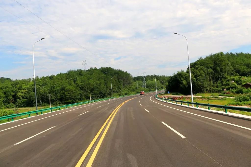 一是优化了国省干线路网布局,连接远当货运铁路站,保宜高速,g347国道