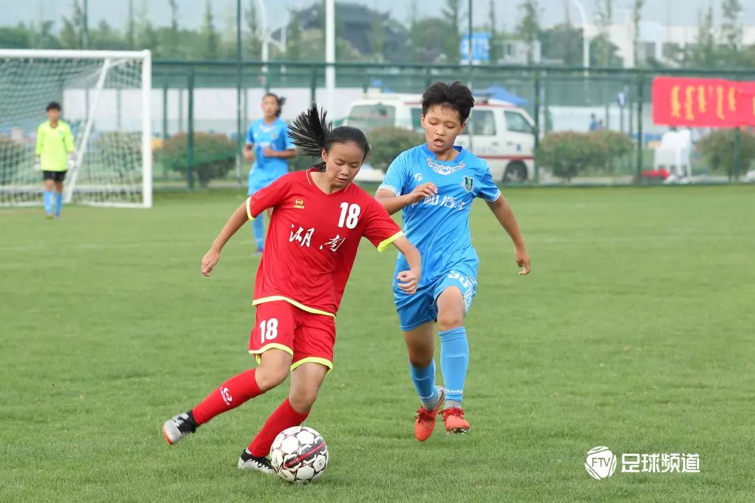 内蒙古足球改革收到成果呼市蒙校女足再度捧起二青会冠军奖杯