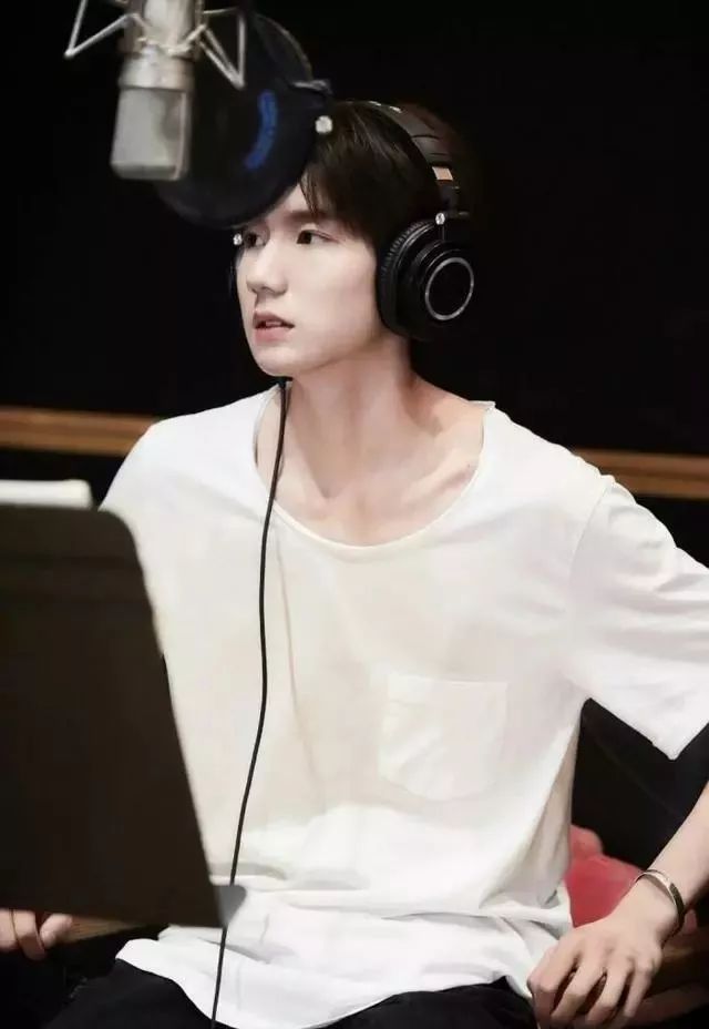 队长王俊凯跟易烊千玺走的路线不同,脸蛋粉嫩,妆容精致的他走的是美男