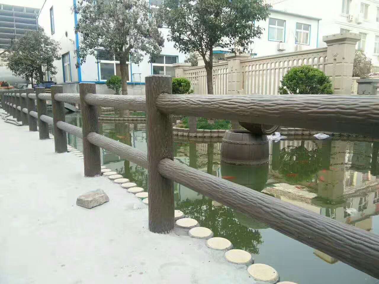 德艺双馨仿木栏杆让池塘变景点周口仿木护栏厂家携手为乡村添绿增彩