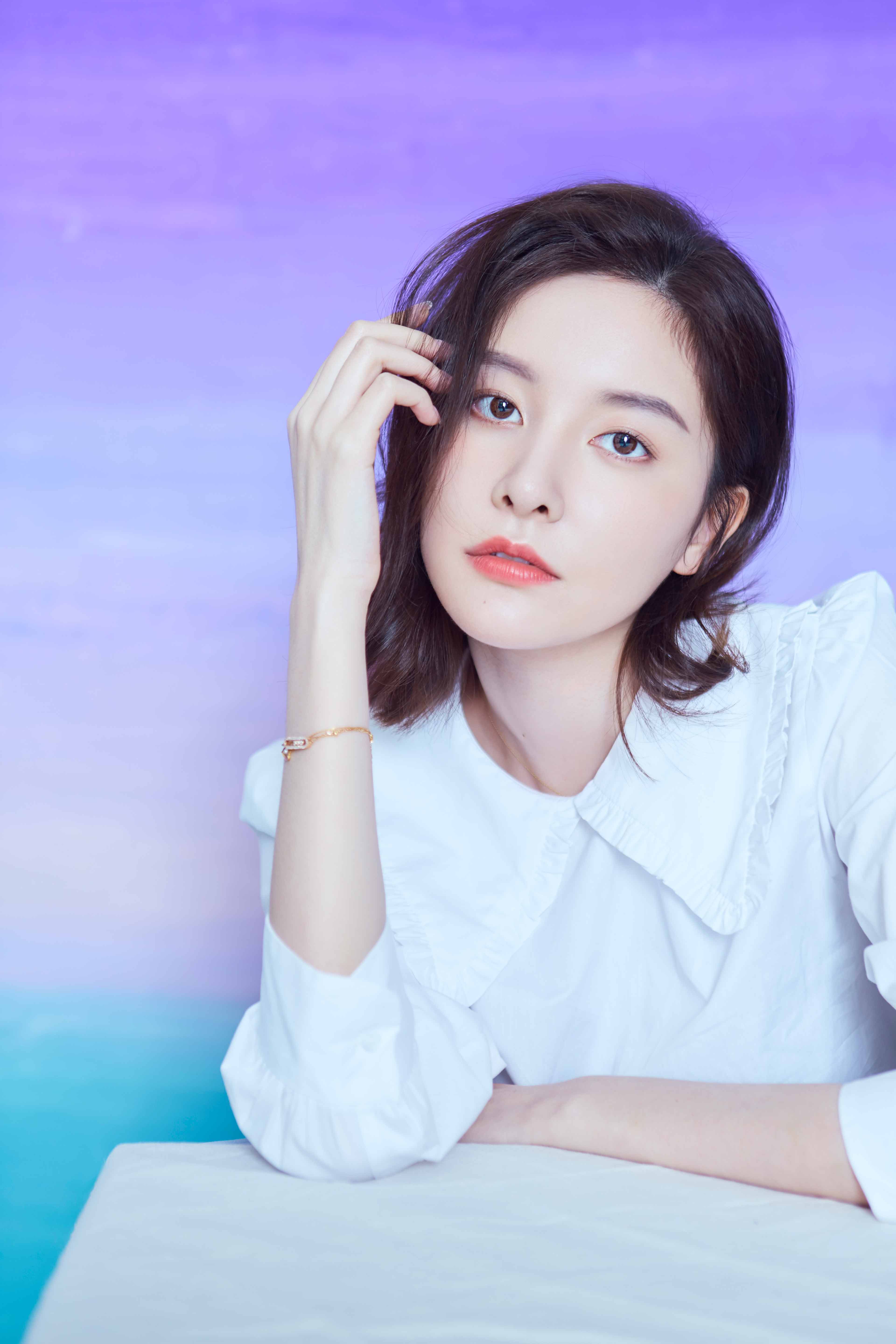 崔心心清爽大片曝光气质优雅营造时尚高级感