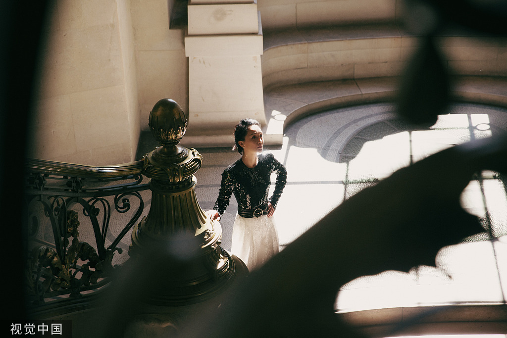 周迅一身亮片优雅现身 光影流转中回眸转身如精灵