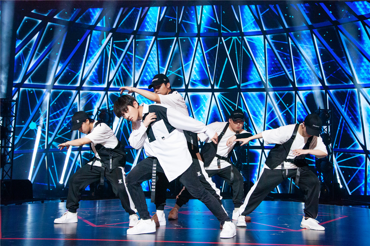 《巅峰之夜》韩宇街舞battle嗨翻天 与李宇春现场合作超惊艳