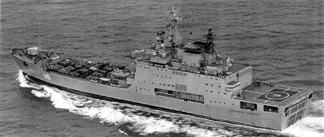 图片:庞大的1174型坦克登陆舰.